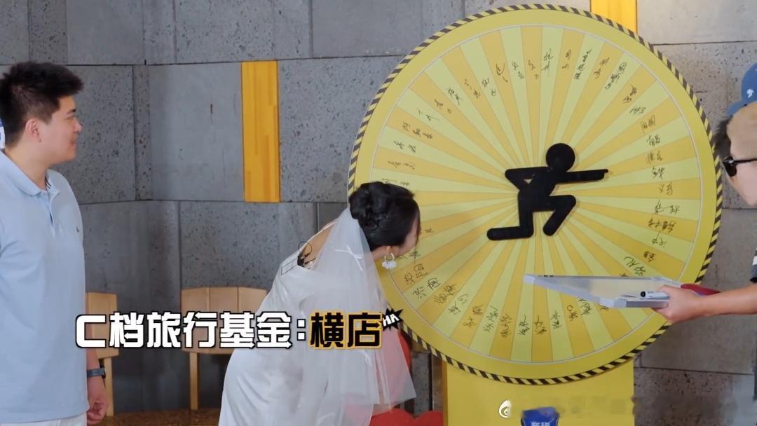 谁能拒绝这种“家庭地位”的展示啊！邓超豪气要给新人塞钱，结果被一句话问得哑口无言