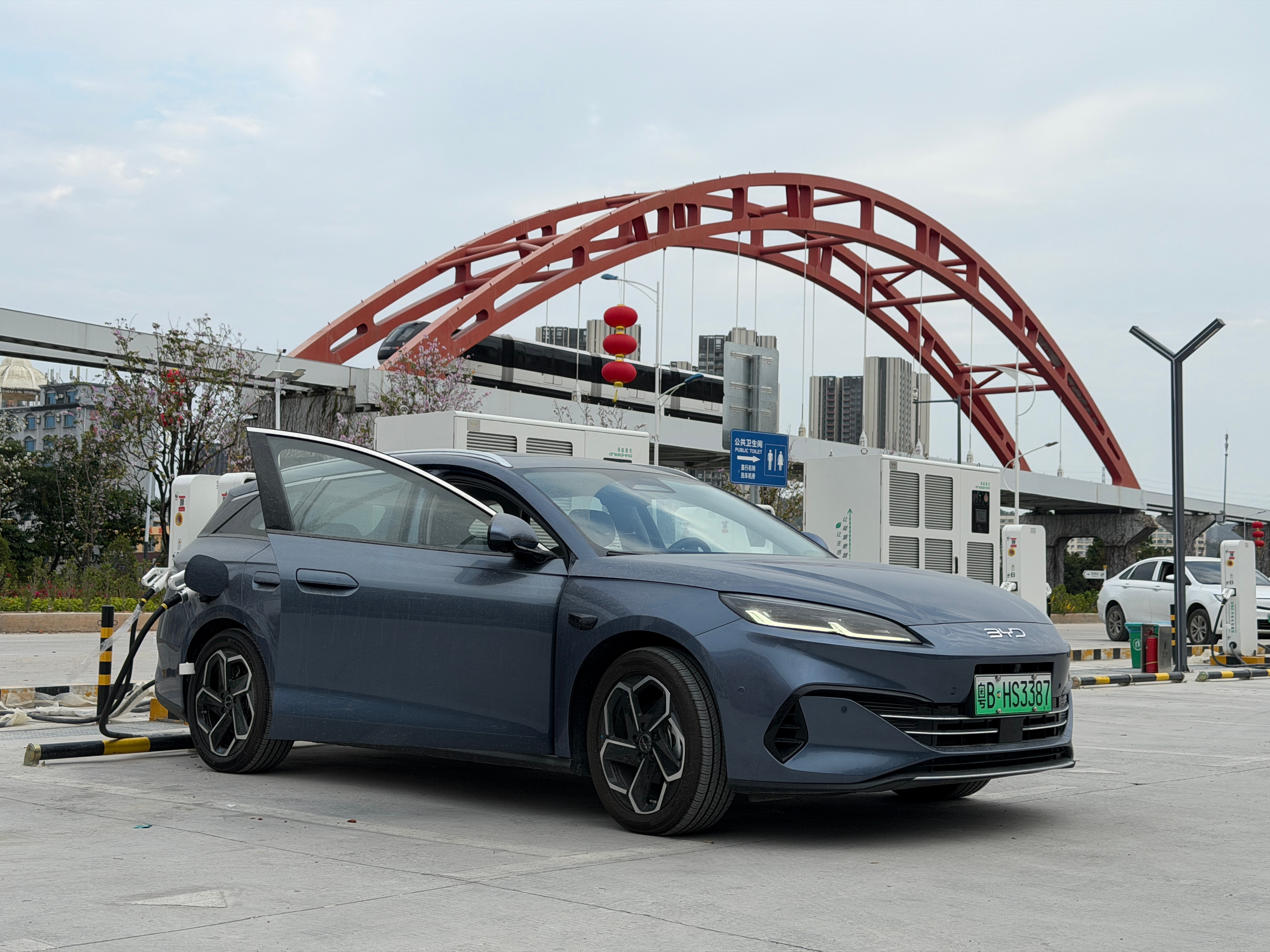 搞个大屁股的海豹来玩玩先哦！一阵间再去洗白白！大v聊车