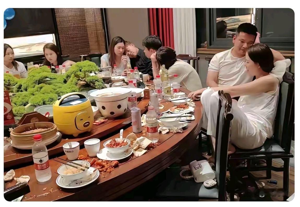如此“聚会”
几个同学来聚会；
山珍海味上的全；
有鱼有肉还有虾；
最有名的大拉