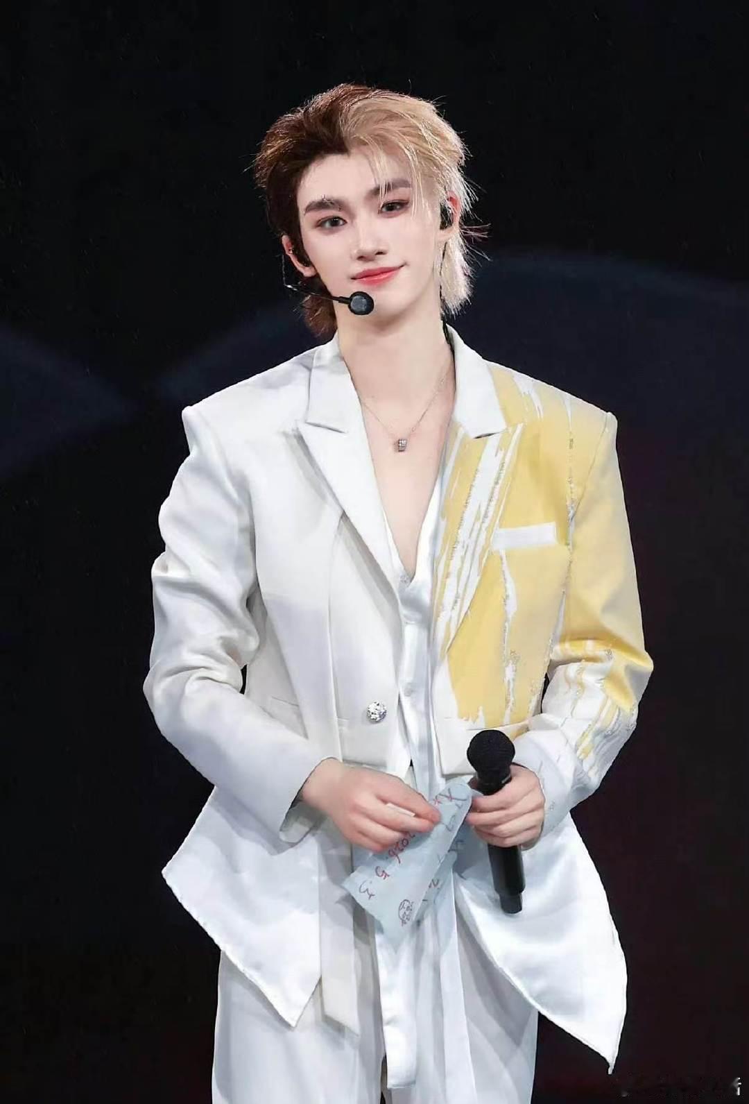 谢娜邀请丁程鑫来当演唱会嘉宾 你好星期六提前敲定嘉宾席位，谢娜和丁程鑫的再度合作
