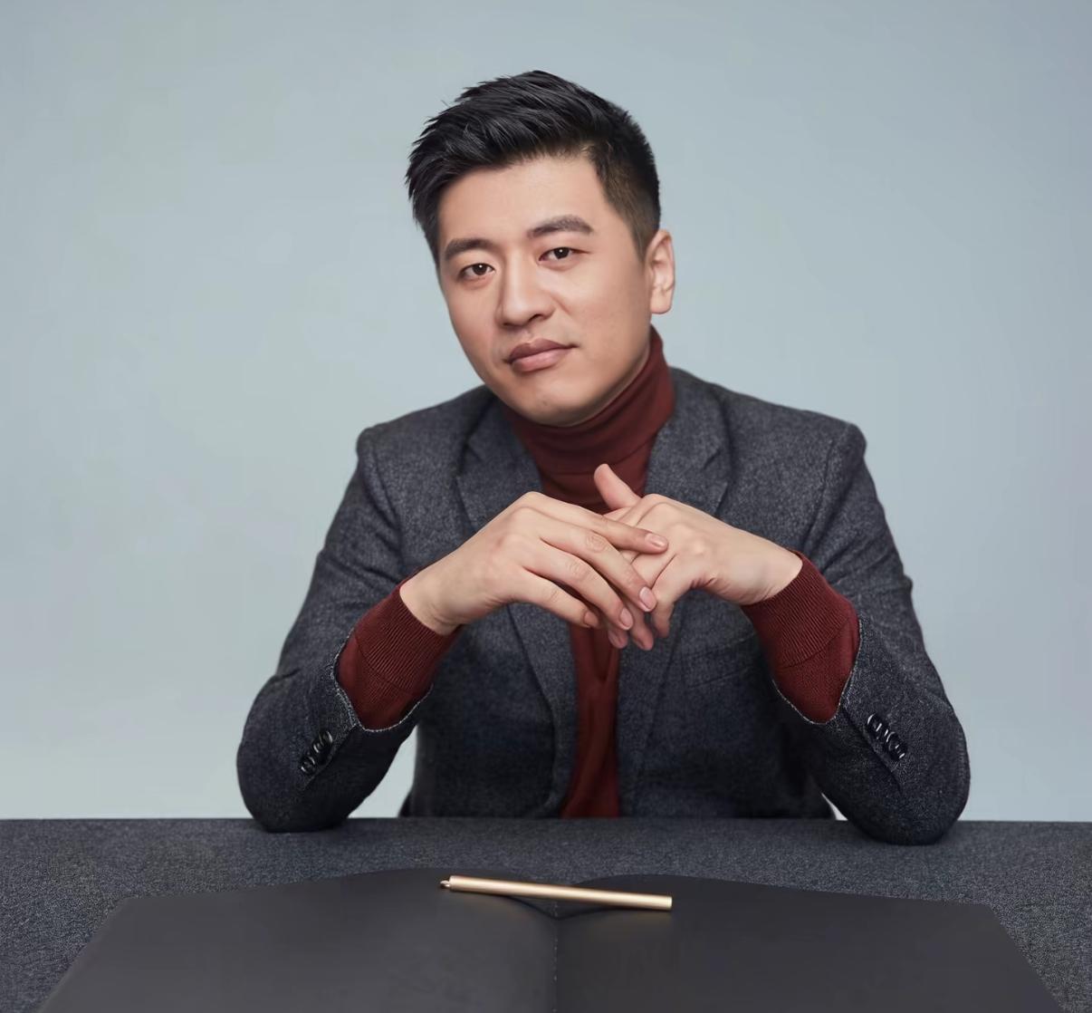 张雪峰的离开，

我觉得现在最心痛的，不是张雪峰的粉丝，也不是他的学生，而是它公