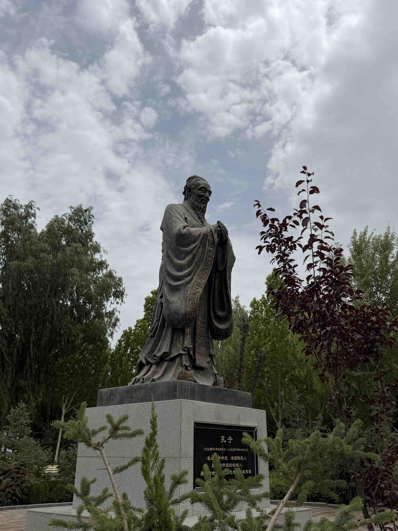 阿克苏国学馆
绿树环绕，湖泊星罗棋布，这便是新疆的阿克苏。它总人口才330多万，