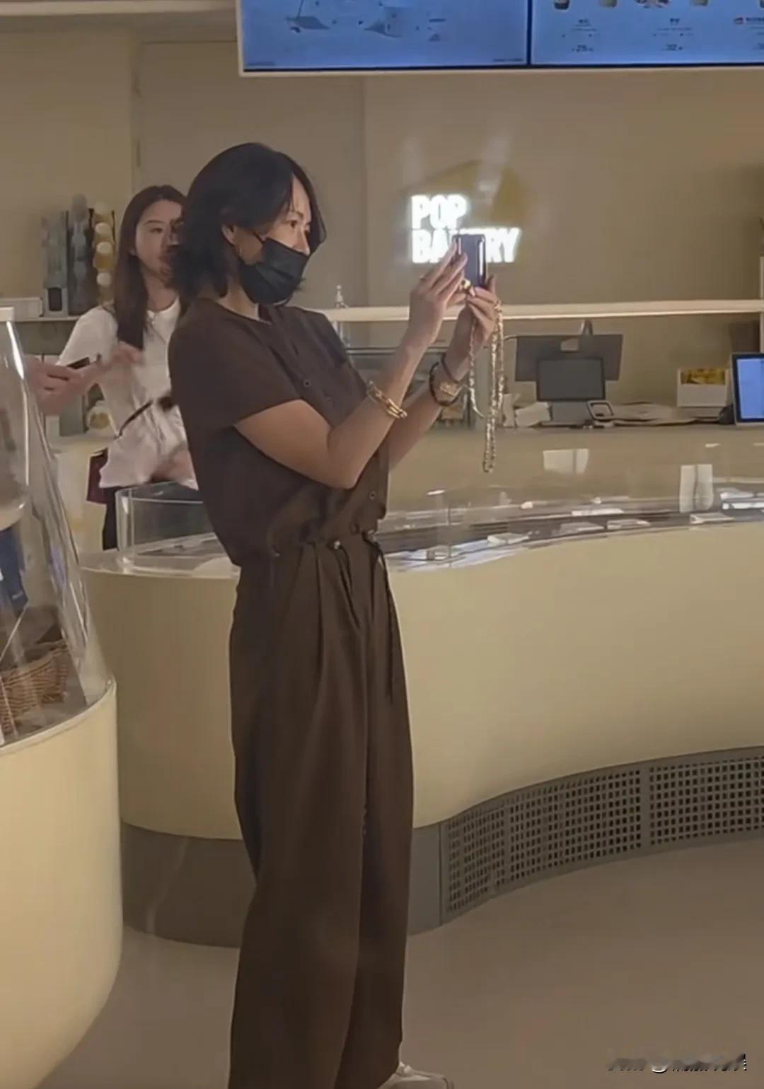 章子怡真身河北阿那亚一间商店买首饰，本人看着状态超级好啊，完全没有网友口中说的那
