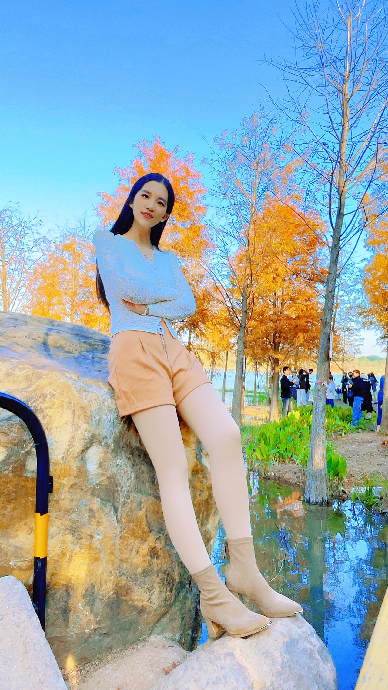 阳光没直射过来，袜子上的反光都藏起来了。美女 油亮袜 过膝袜 袜子