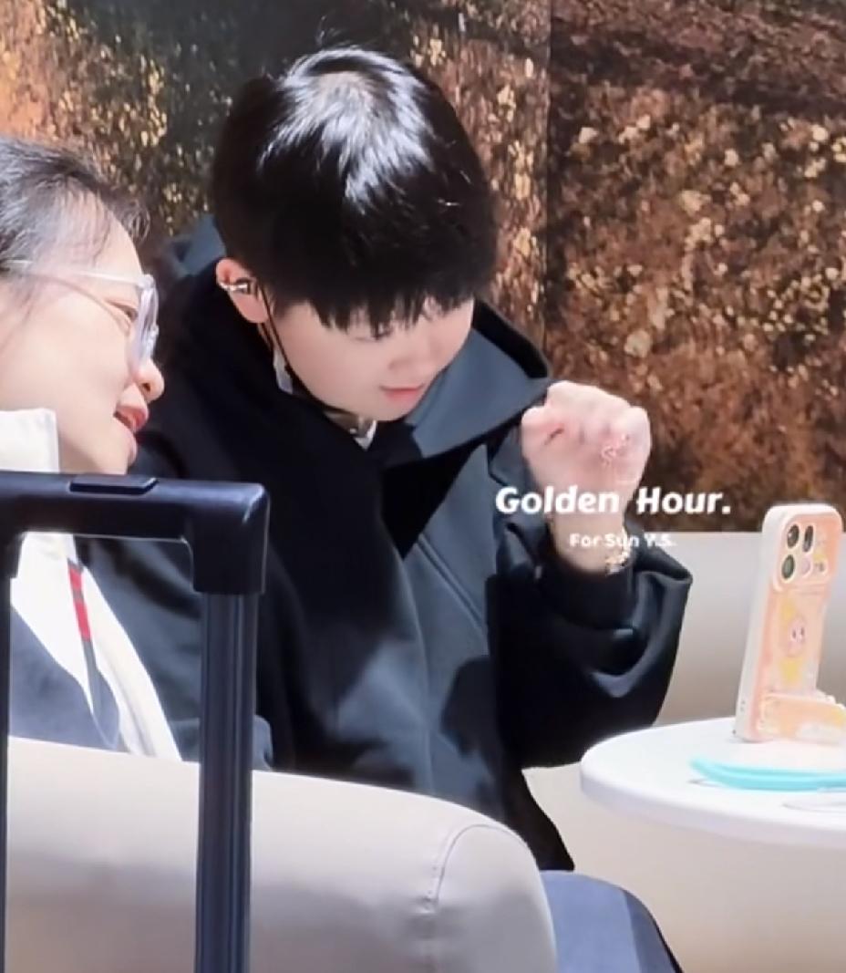 莎莎这是在跟谁“拜拜”呀，
真是太可爱了。
看桌子上的手机壳不是莎莎的，
应该是