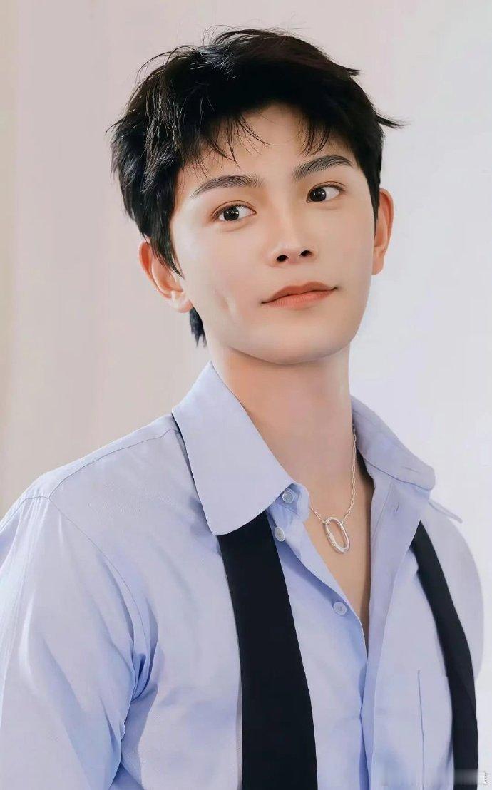 丁禹兮侧脸酒窝  想躺在丁禹兮酒窝里睡觉 很少有人能兼顾冷感轮廓与软糯梨涡，丁禹