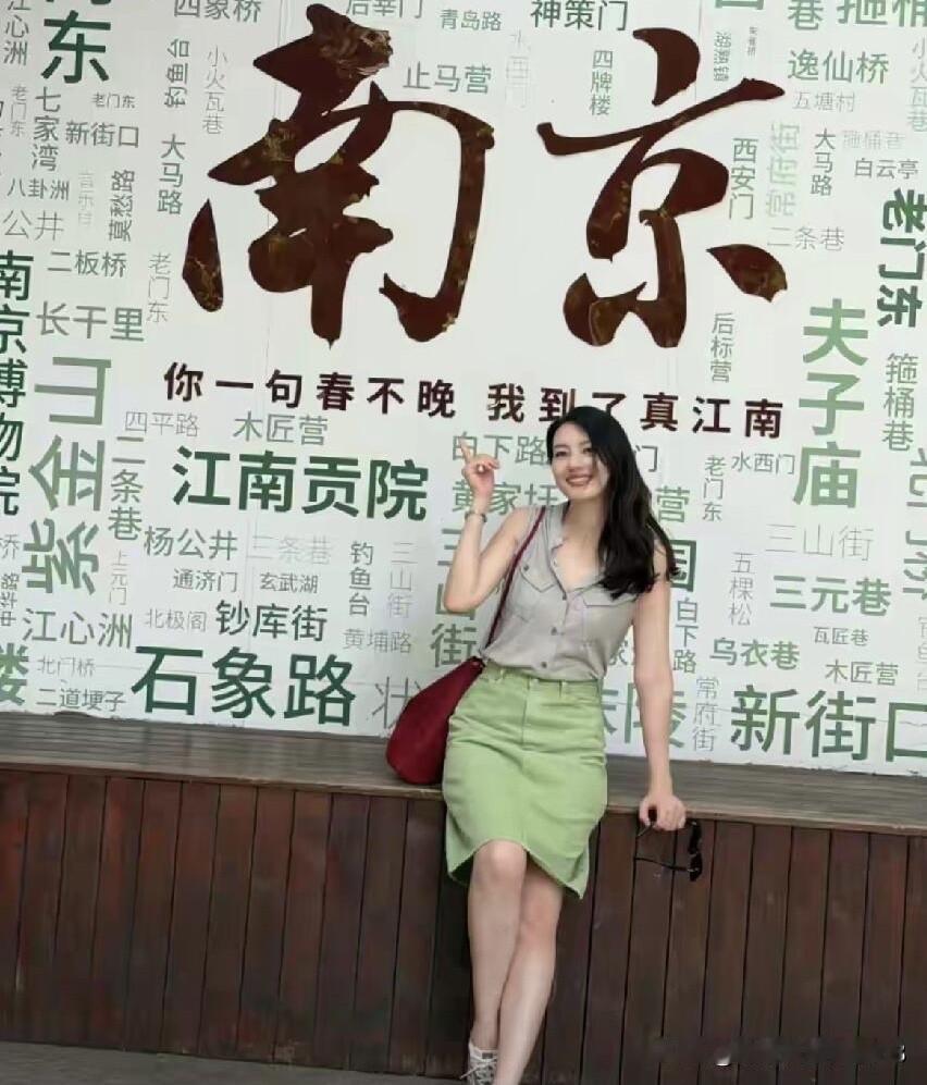 高圆圆属于气质型的美女，老了还这么大气，是让人很舒服的自然美女。她没有明星的架子