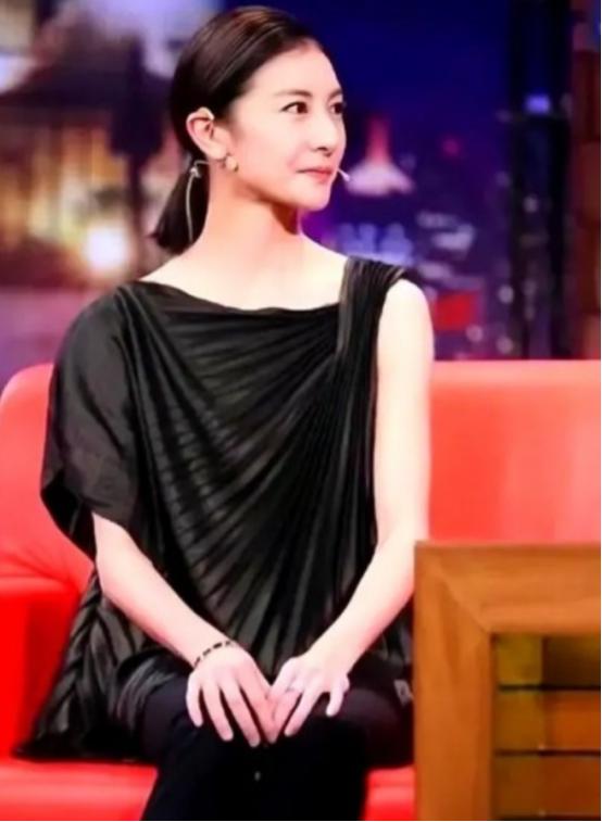 2008年，亿万富豪王微在婚内偷偷和漂亮的舞蹈演员住一起后，回家想跟老婆杨蕾离婚