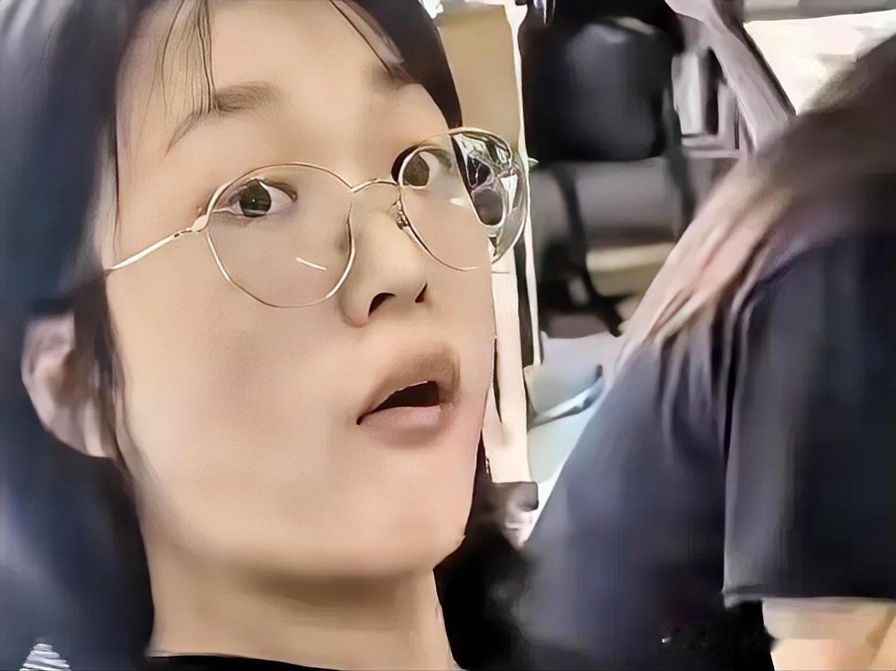 这女的这下子火了，看着长相不错，做出这样出格举动，总想白白占便宜。

外卖小哥风