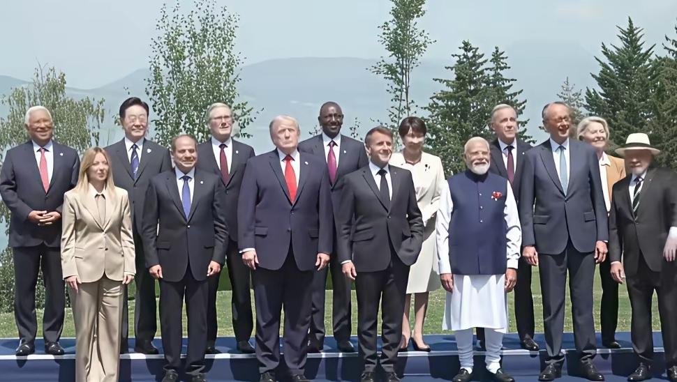 在法国召开的G7峰会，与会的男士都西装革履，遵守国际外交礼仪，就印度总理莫迪身着