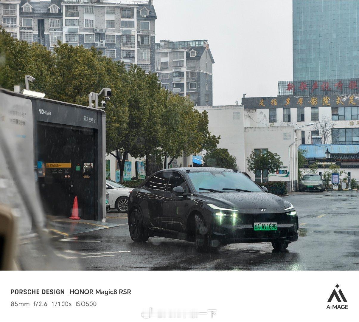 蔚来的换电站在节假日用量还是挺大的，我在充电，看着不到半小时来了五六辆车换电，包