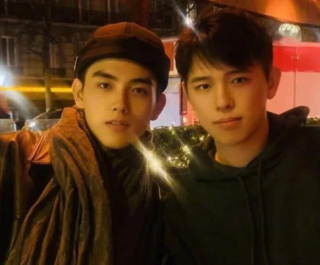 陈红的俩儿子都是星级颜值，大儿子是学霸，据说非常聪明有才华。小儿子是演员，没看有