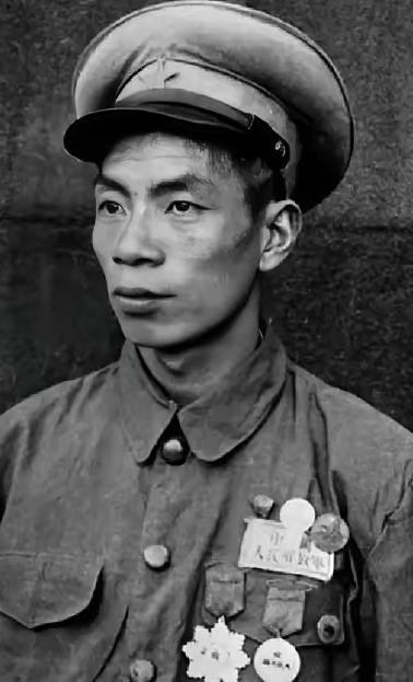 1951年，志愿军师长黄朝天违抗军令，率9000残兵掉头杀向3万美军，13天后李
