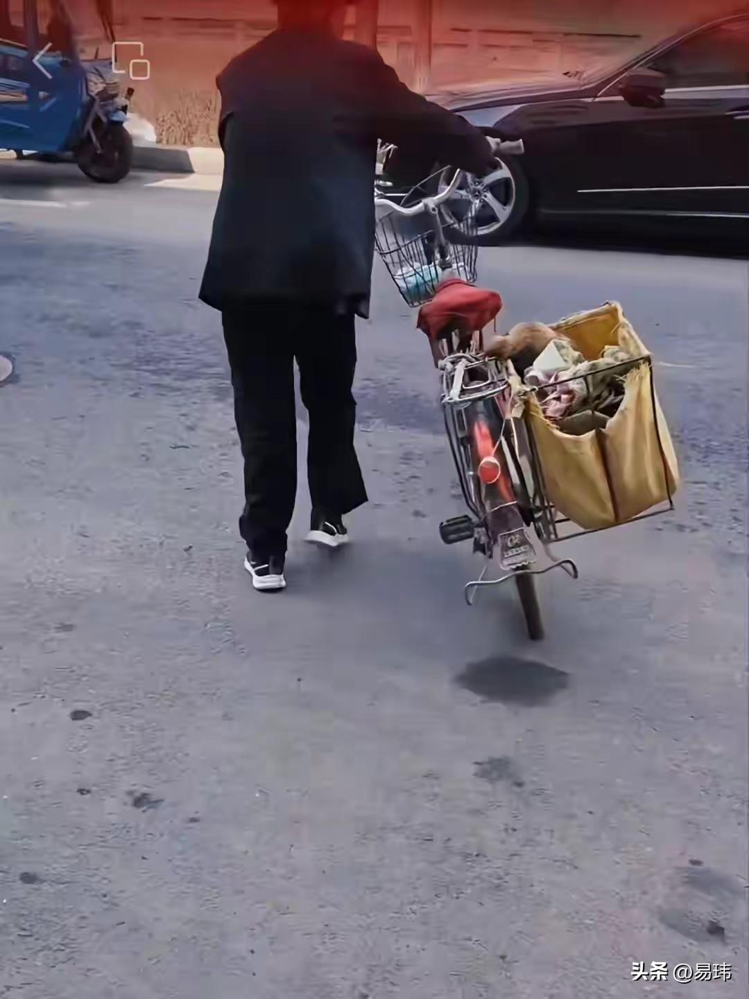 泪目了！这天一位小哥哥去跑步，当他跑到一条小路上的时候，看到令人动容的一幕，一位