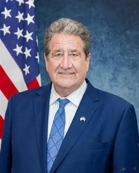 美国驻菲律宾大使李·利普顿18日称：我们强烈谴责中国海警在靠近巴拉望海岸仅54海