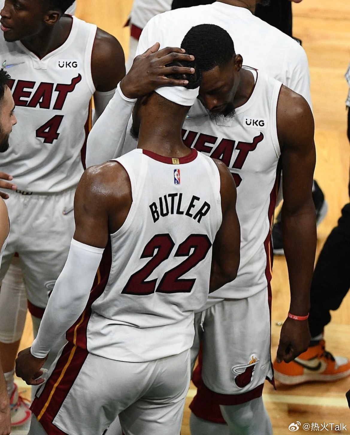 是的，其实我一直想看到巴特勒为阿德巴约祝贺，但一直没有等到，或许这段关系真的结束