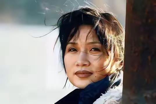 2000年，姜昆在国外偶遇已经出家的李娜，出于好奇，姜昆问她：“你到底为什么出家