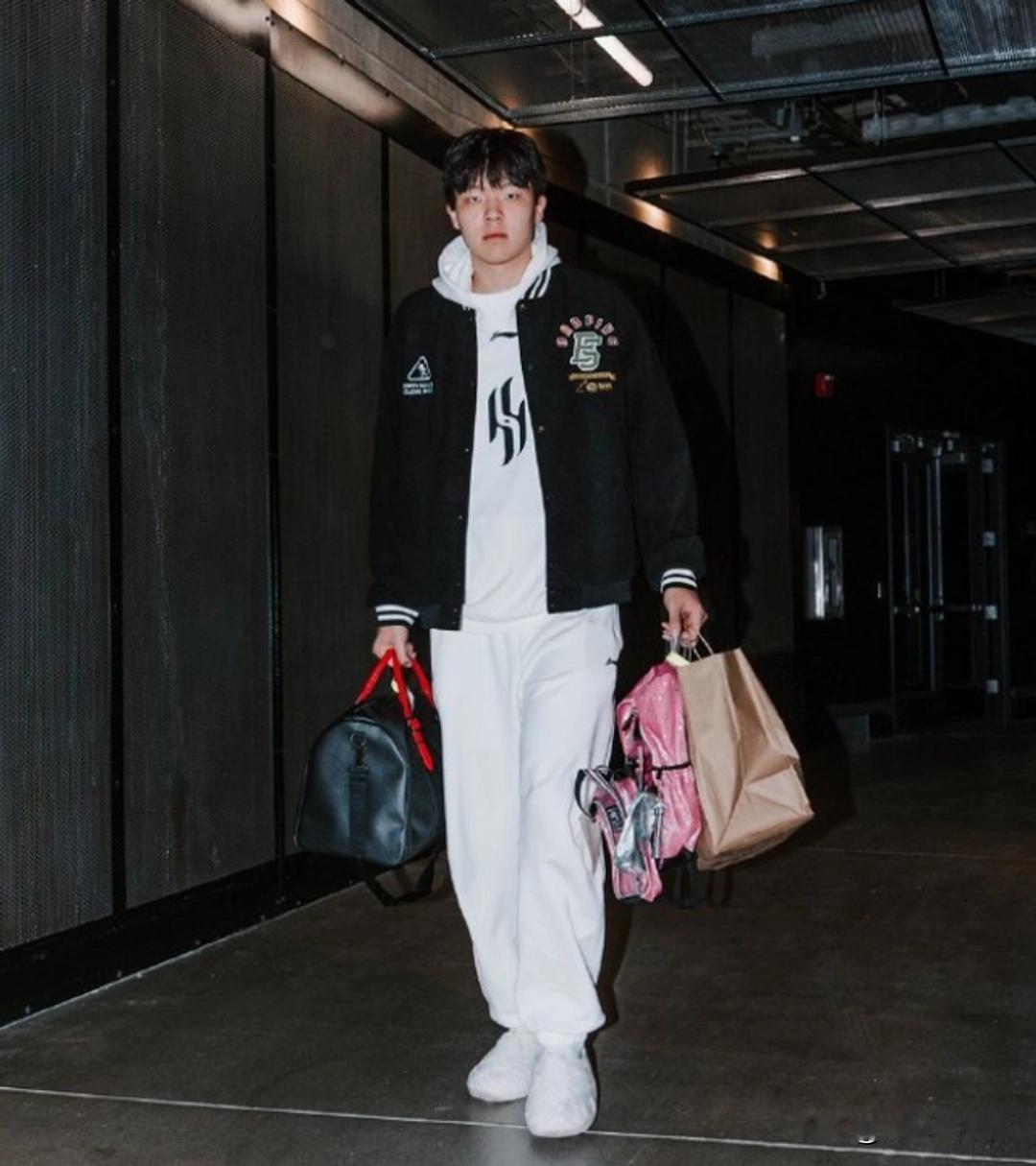 G联赛赛场传来振奋消息，撕裂之城混音队119-109击败孟菲斯川流队，中国球员杨