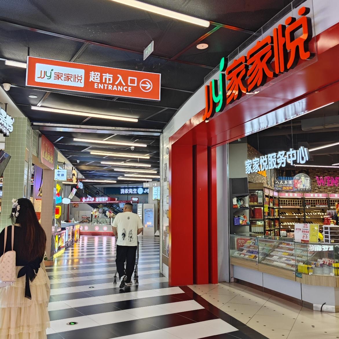 丝瓜：0.99元一斤：
白菜：0.99元一斤；
刺黄瓜：1.99元一斤；
大龙茄