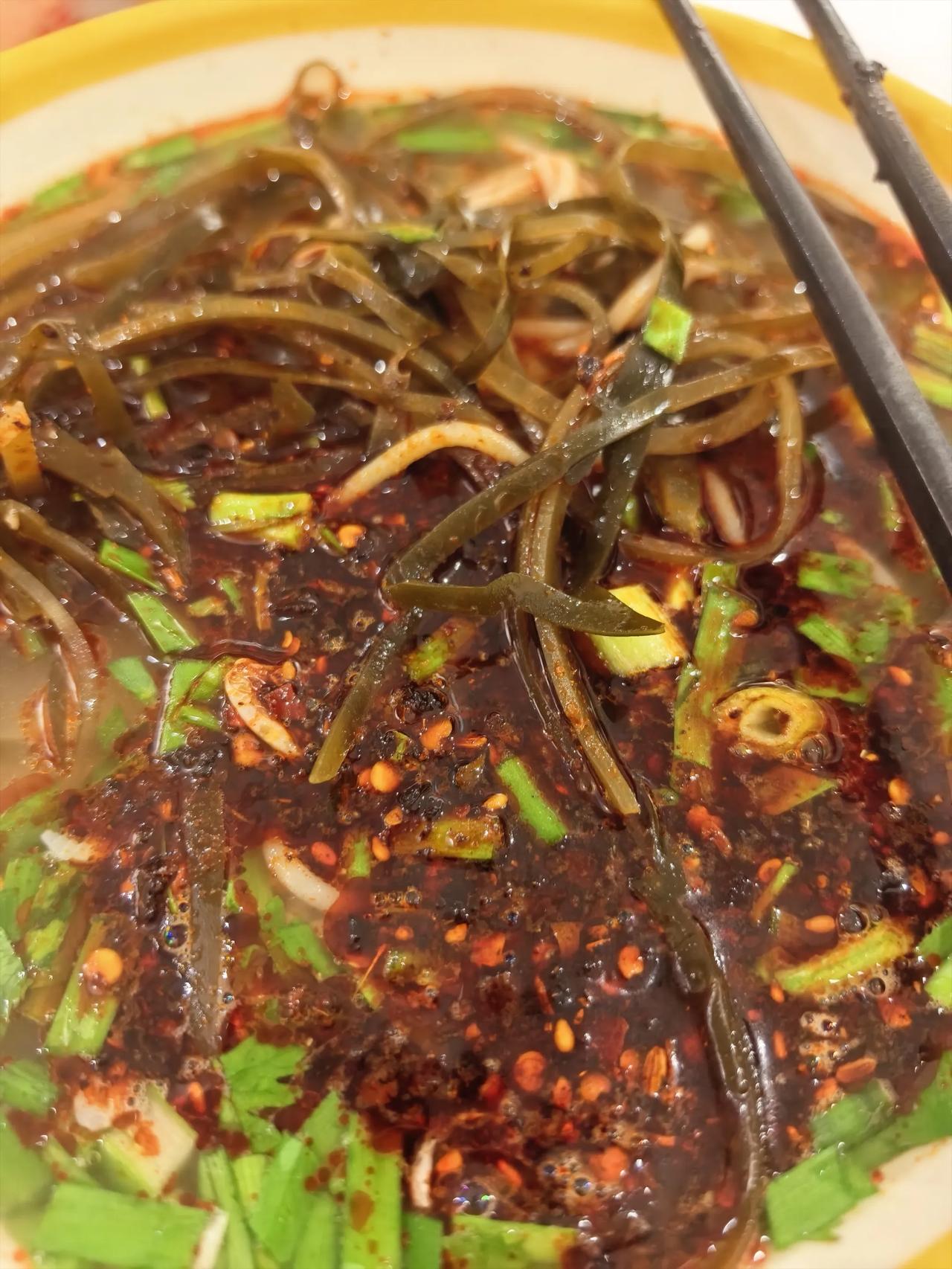 韩城羊肉饸饹的背后，在站着一位小兄弟，白面饸饹。名气没有羊肉饸饹大，味道也截然不
