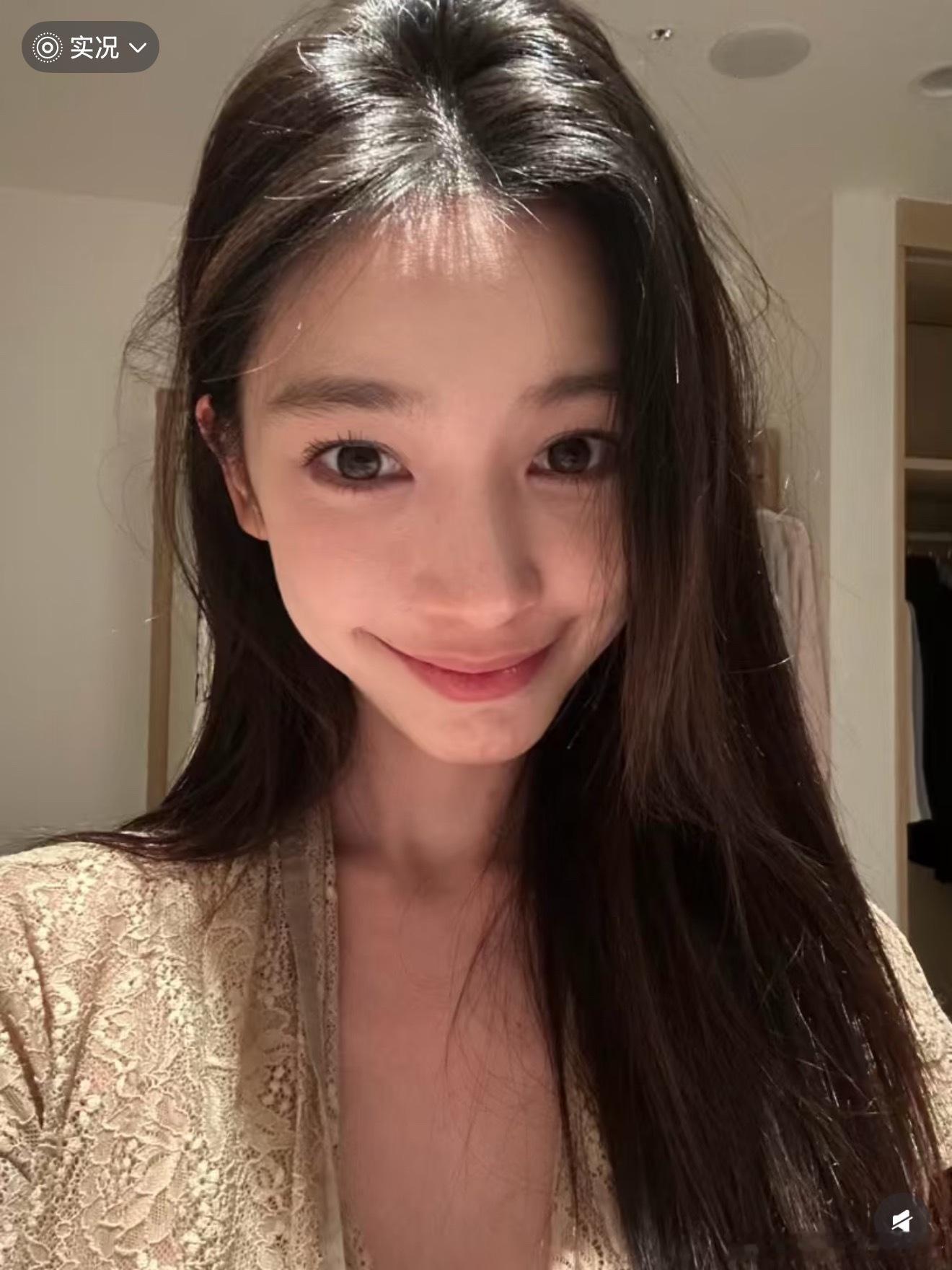 女明星的脸自拍都是这么窄，只有这样上镜才是刚刚好，不会饼不会平不会馒。基本就是细