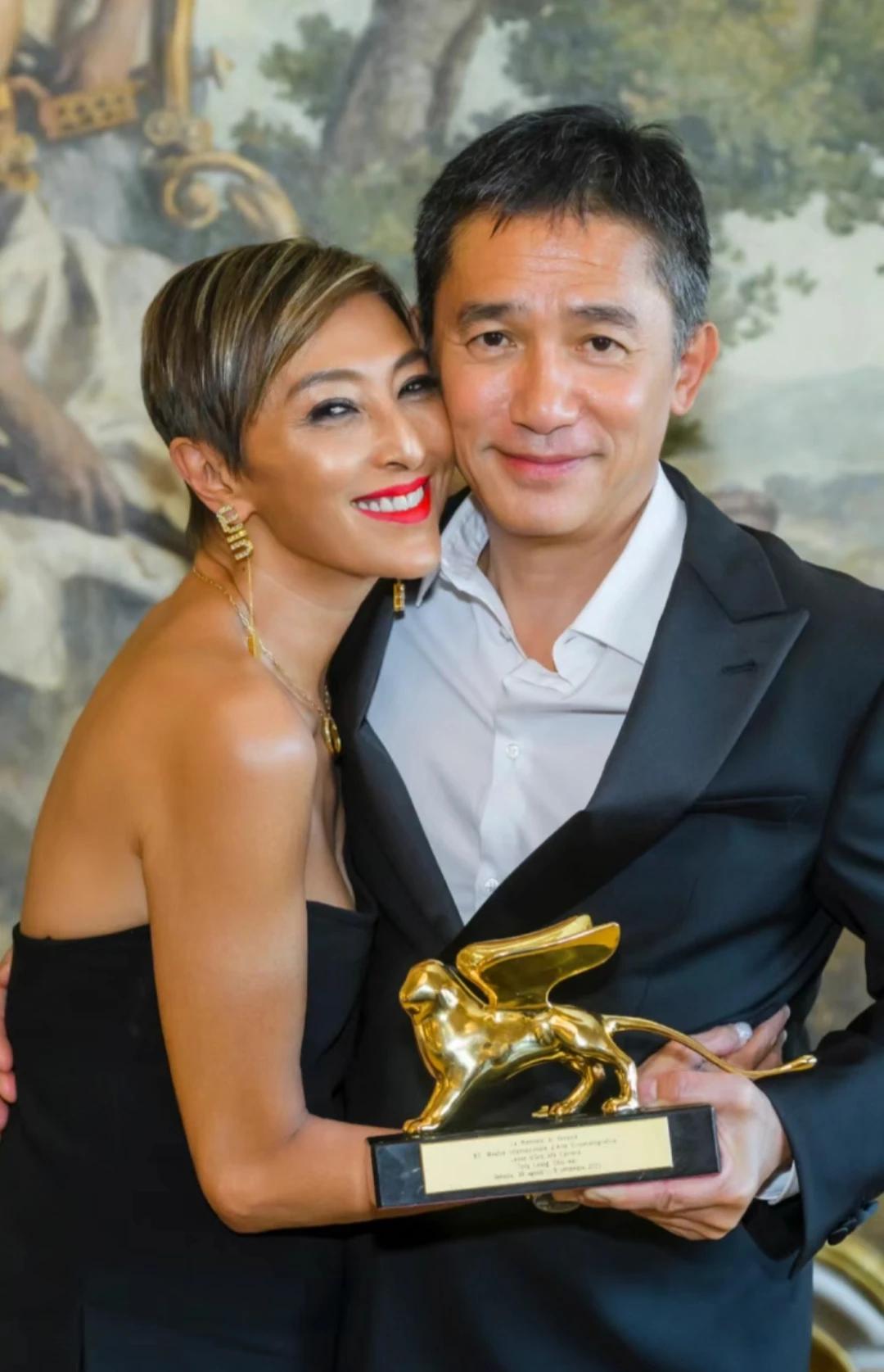 上山诗钠惹争议[大笑][大笑][大笑]梁朝伟获奖后，好友上山诗钠晒出两人亲密合影