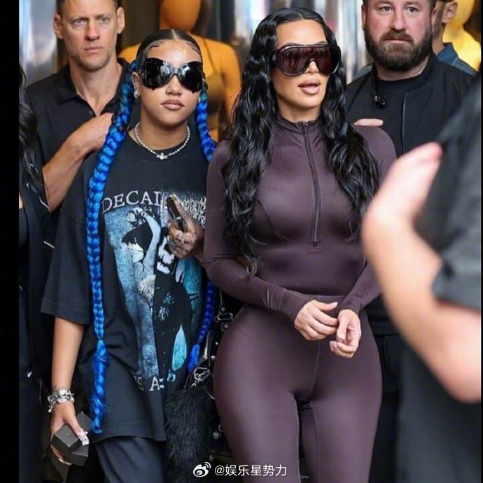 卡戴珊带女儿逛街 卡戴珊带12岁的小西北现身洛杉矶某购物中心，小西北依旧顶着一头