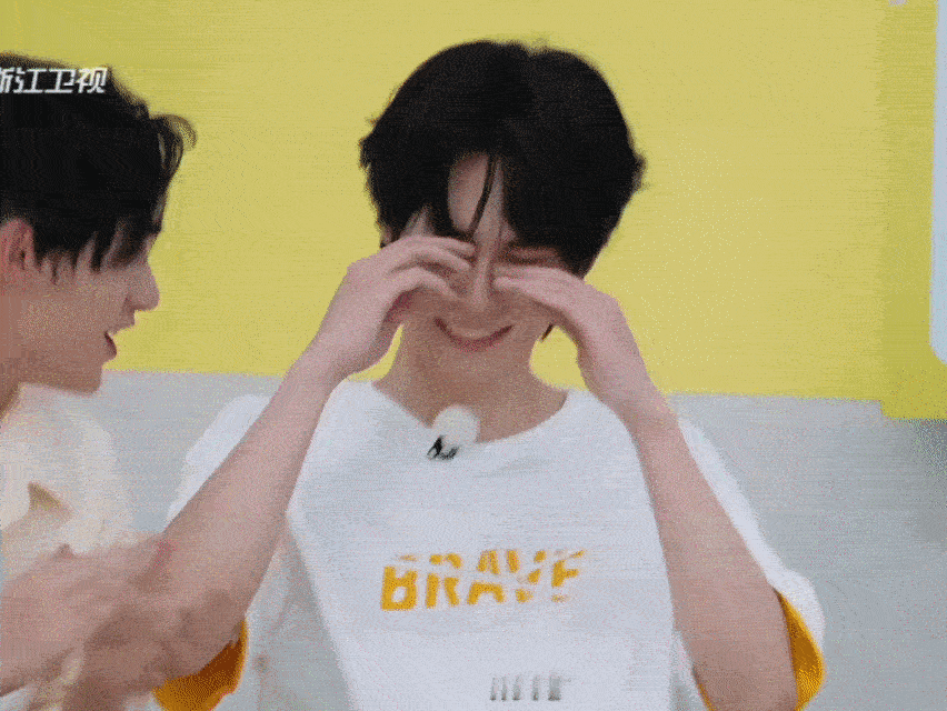 张真源连撕四人名牌终结比赛 单挑稳赢不输，混战从容突围，张真源在撕名牌环节状态全