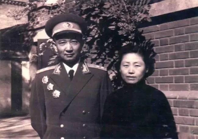 1959年国庆，孙继先与夫人刘祝勇合影。他们的婚姻经历了最残酷的考验——在战争中