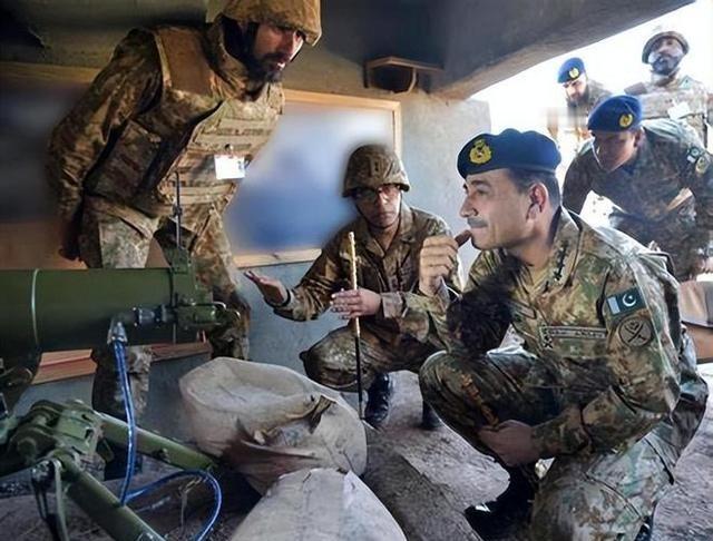 出大事了，巴铁出动中国军舰与美军军演：巴铁最大油矿已交给美国。


巴基斯坦海军