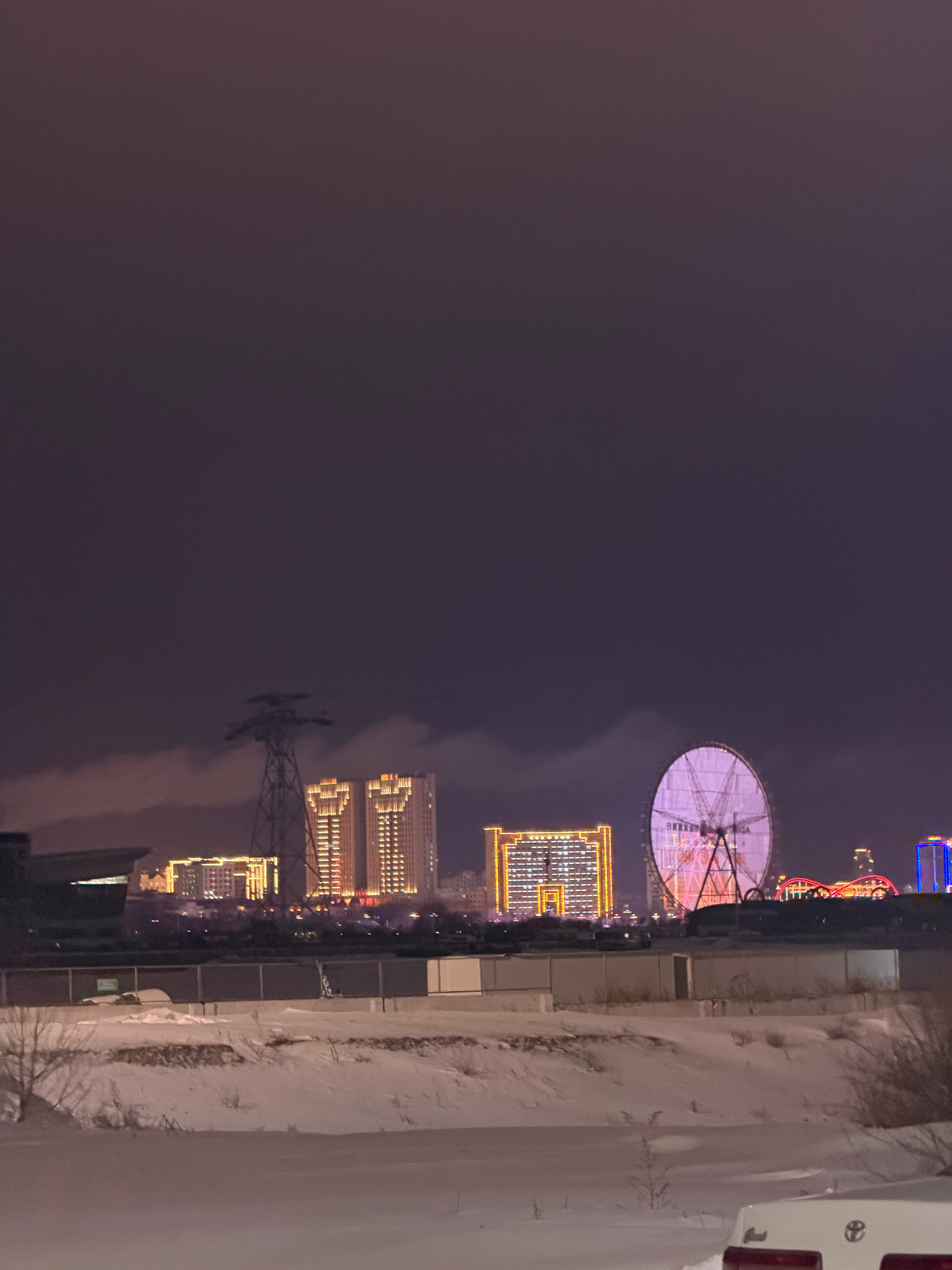 看到对岸祖国的灯火，突然有点破防了这边晚上街道安静得很，超市不到8点早早打烊，想