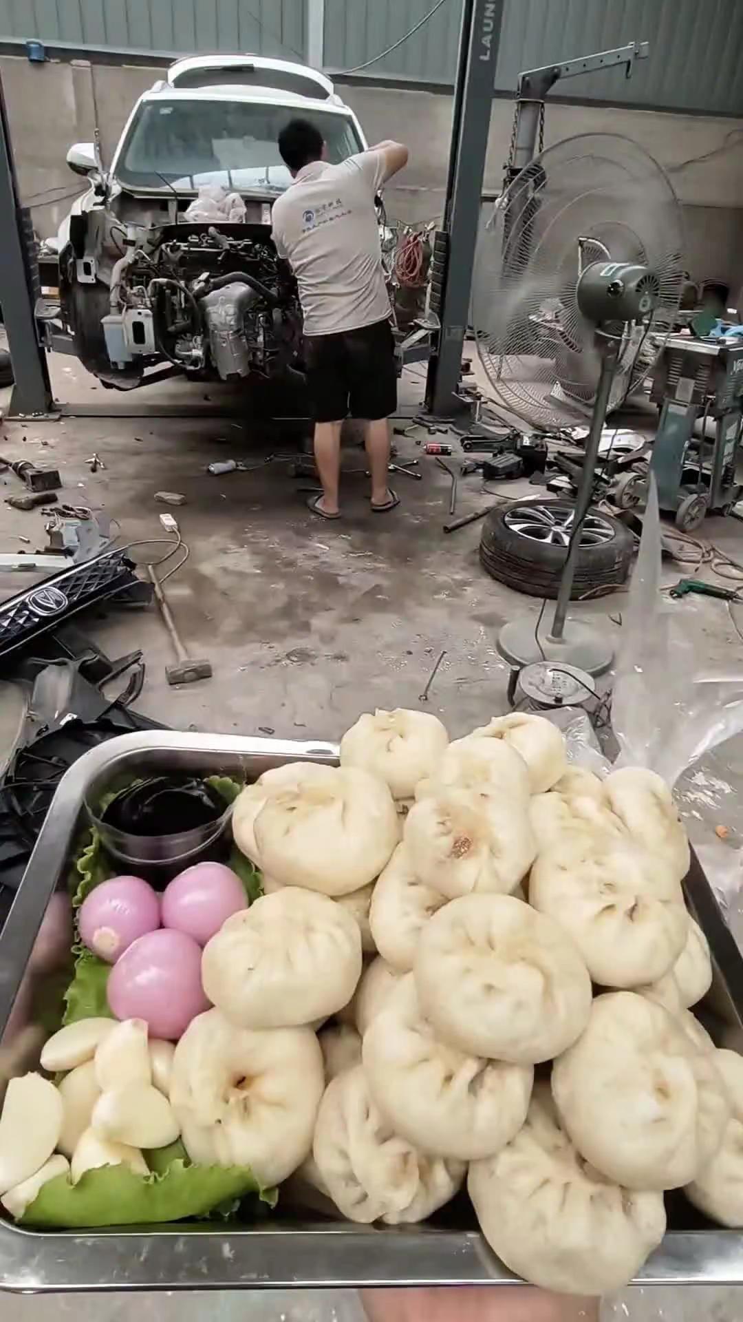 老公修车经常不按时吃饭，妻子每天给丈夫送饭！