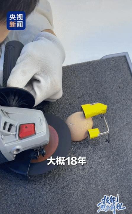 “太绝了!” 上海，一名男子展示“细切入微”绝活：用角磨机在生鸡蛋上刻字，把壳去