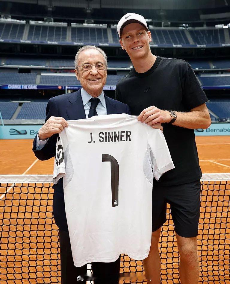 辛纳和斯瓦泰克从皇家马德里主席弗洛伦蒂诺·佩雷斯手中都获得了一件定制球衣网球