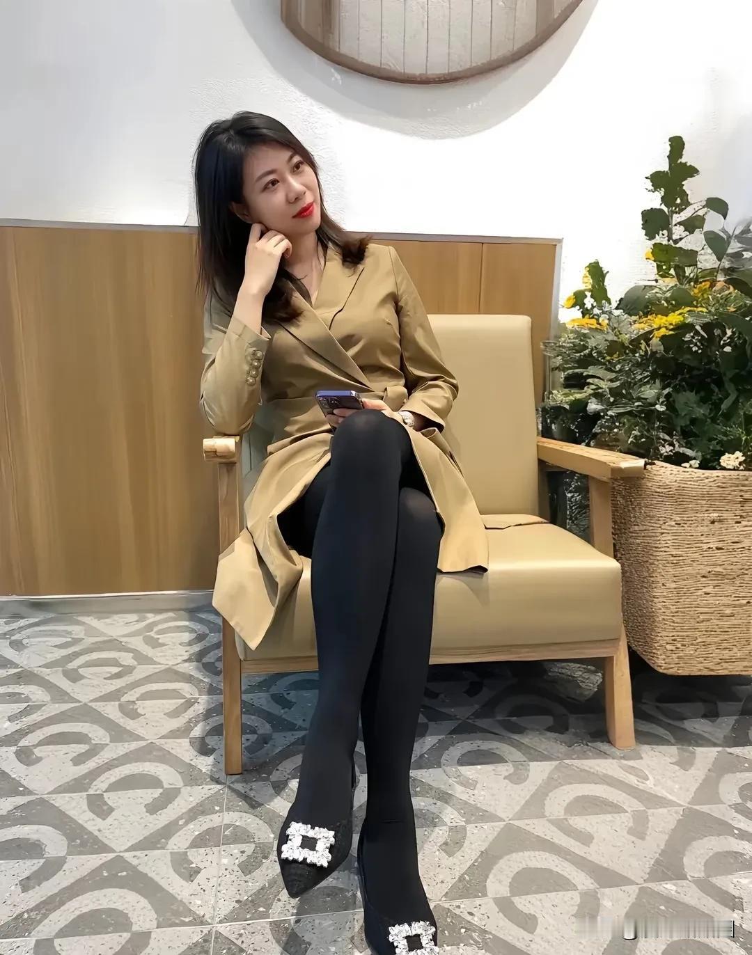 #日常通勤高跟鞋丝袜有没有好的推荐#在日常通勤中，选择穿着黑丝袜搭配平底鞋，不仅