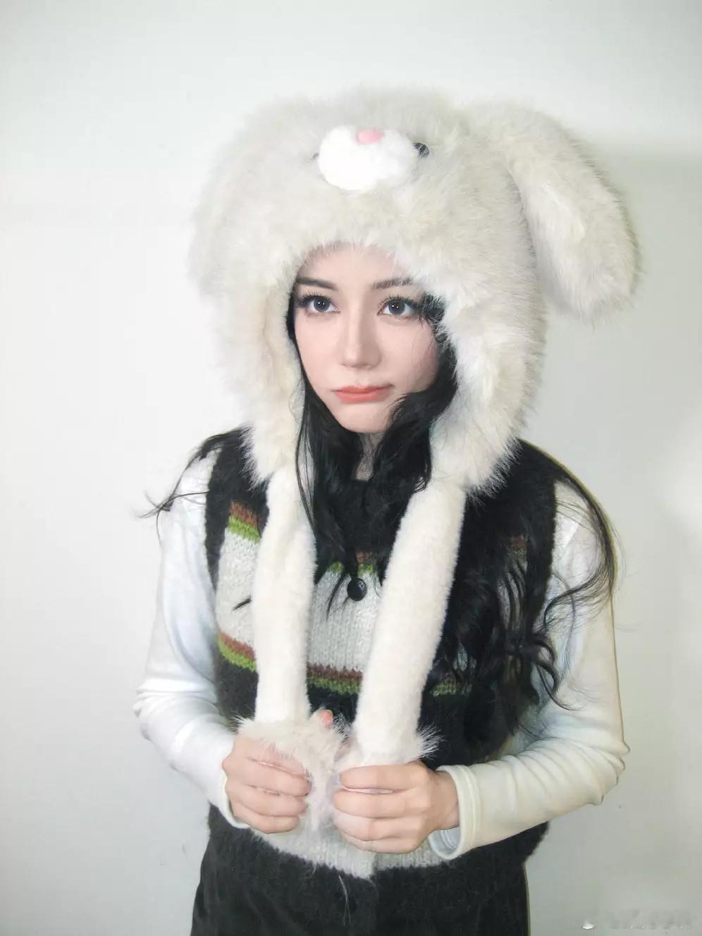 分享娱乐迪丽热巴穿温暖毛衣柔软舒适！绽放温柔笑容美貌养眼 