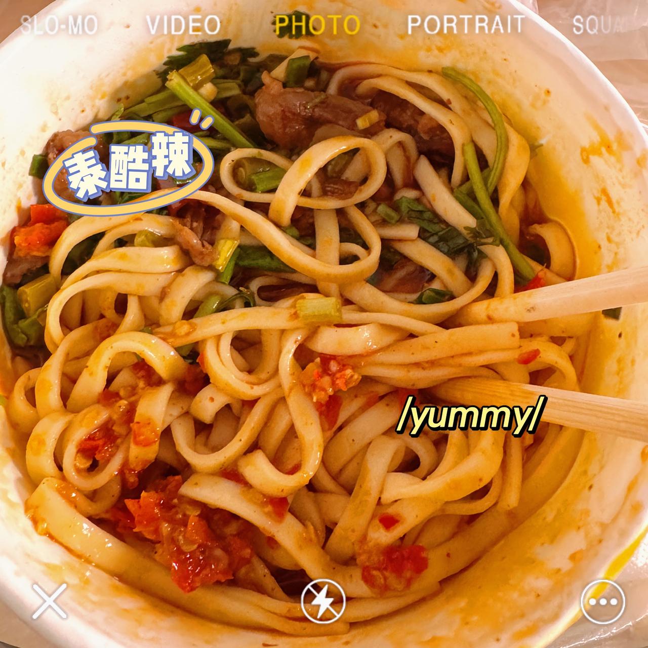 生活中的我爱做饭，不爱洗碗，
喜欢各种美食的混搭创意设计，
因为爱吃爱设计菜品，
