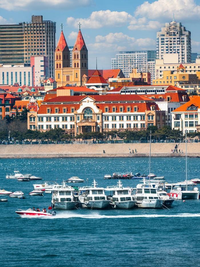 青岛港700亿再造东方深水港，重庆山城变全球笔记本工厂，武汉光谷暗藏万亿芯片野心