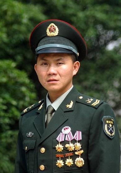 2001年，河南一劫匪一把撕开女乘客胸前的衣服，对其进行猥亵。劫匪一边耍流氓，一