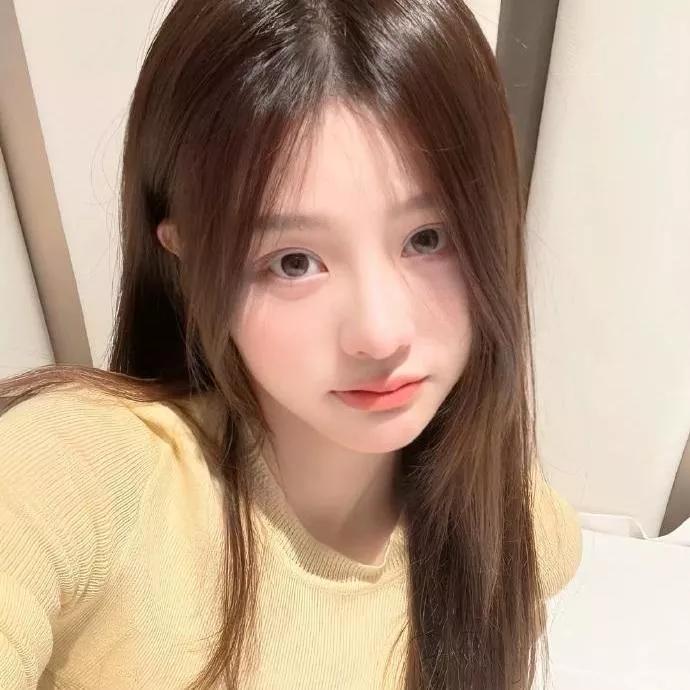 温柔棕发少女，暖黄色毛衣，微笑面对每一天。淡淡的粉色毛衣 温柔毛衣少女 温柔毛衣