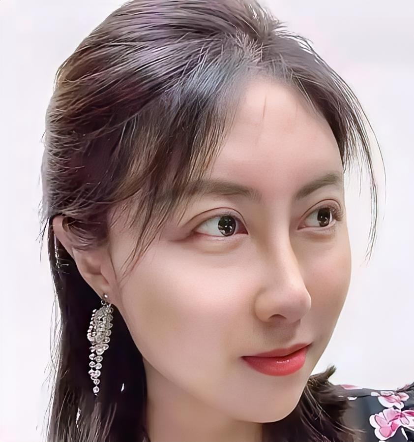 贾浅浅这回真栽了。胡锡进公开发声点评，说她那些诗“低 俗 下 流”，他都不敢信内
