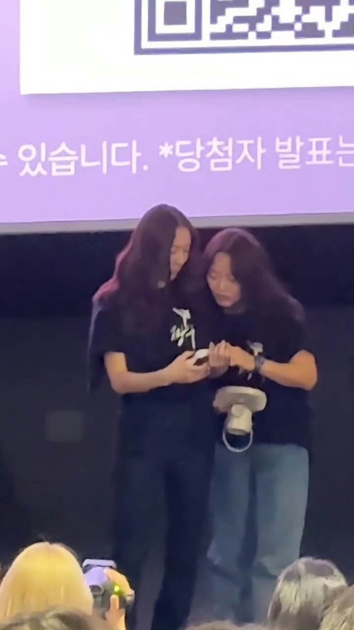 郑秀晶收到鼻涕泡捏捏的反应哈哈哈哈哈哈哈这个鼻涕泡捏捏着实抽象，可能郑秀晶会时不