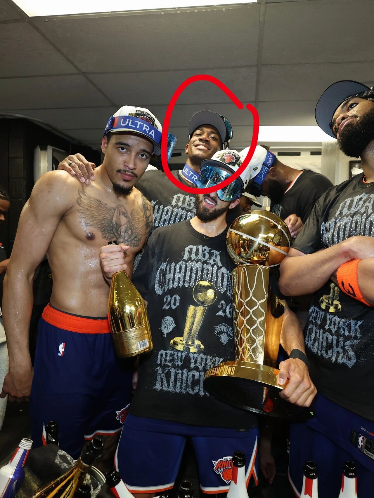 去年与尼克斯签下双向合同的中锋特雷·杰米森，先后随队拿到了去年NBA杯冠军和总冠