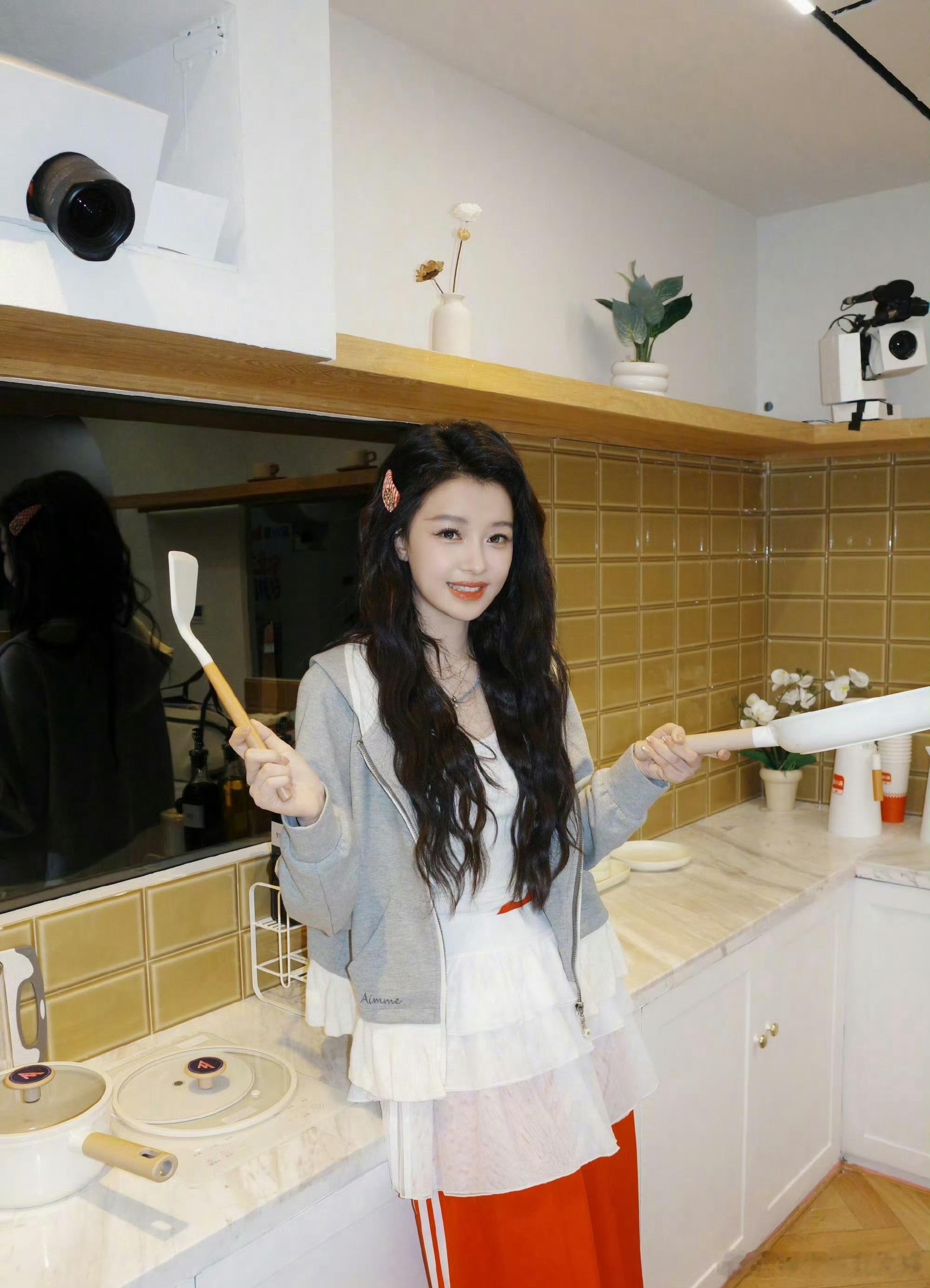 镜头外的她，带着汗水和笑容归来。这就是乘风破浪的意义！ 孙怡回浪姐宿舍乘风202