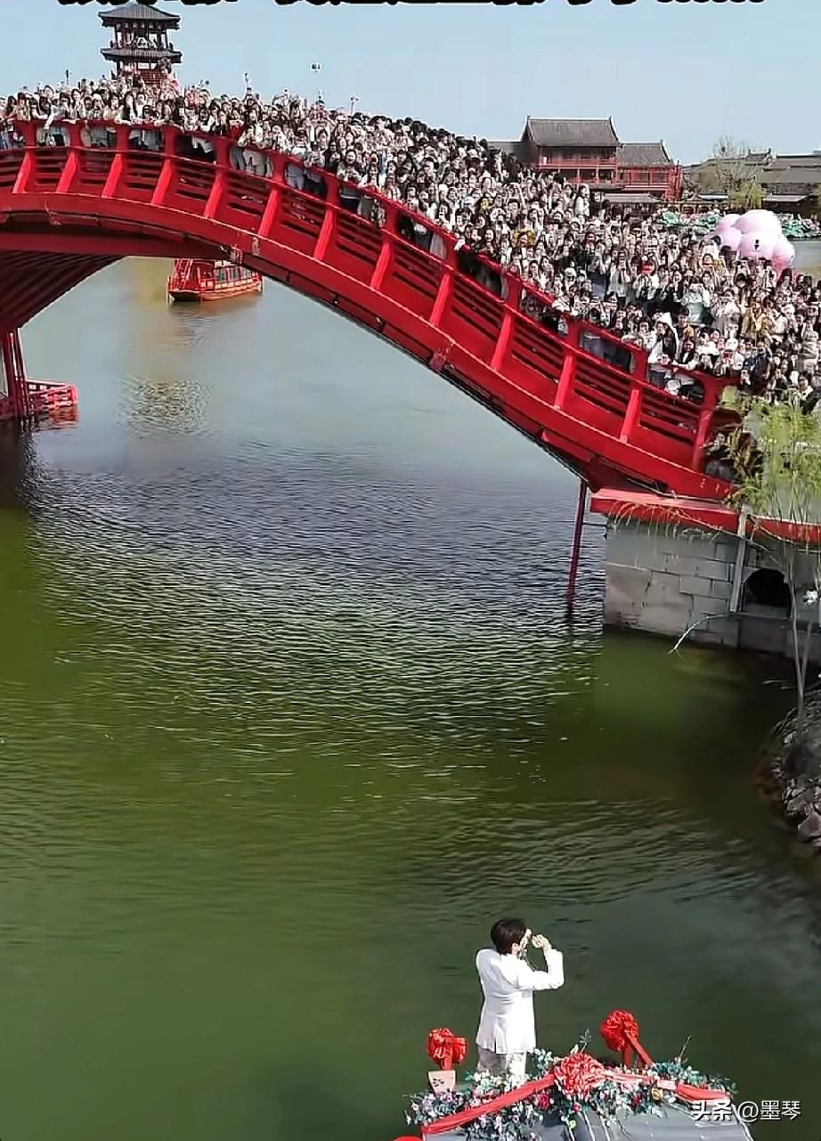 李卿何许人也？有那么火吗？这桥下要是挤下去些人，后果算谁的？算地方文旅还是算剧组