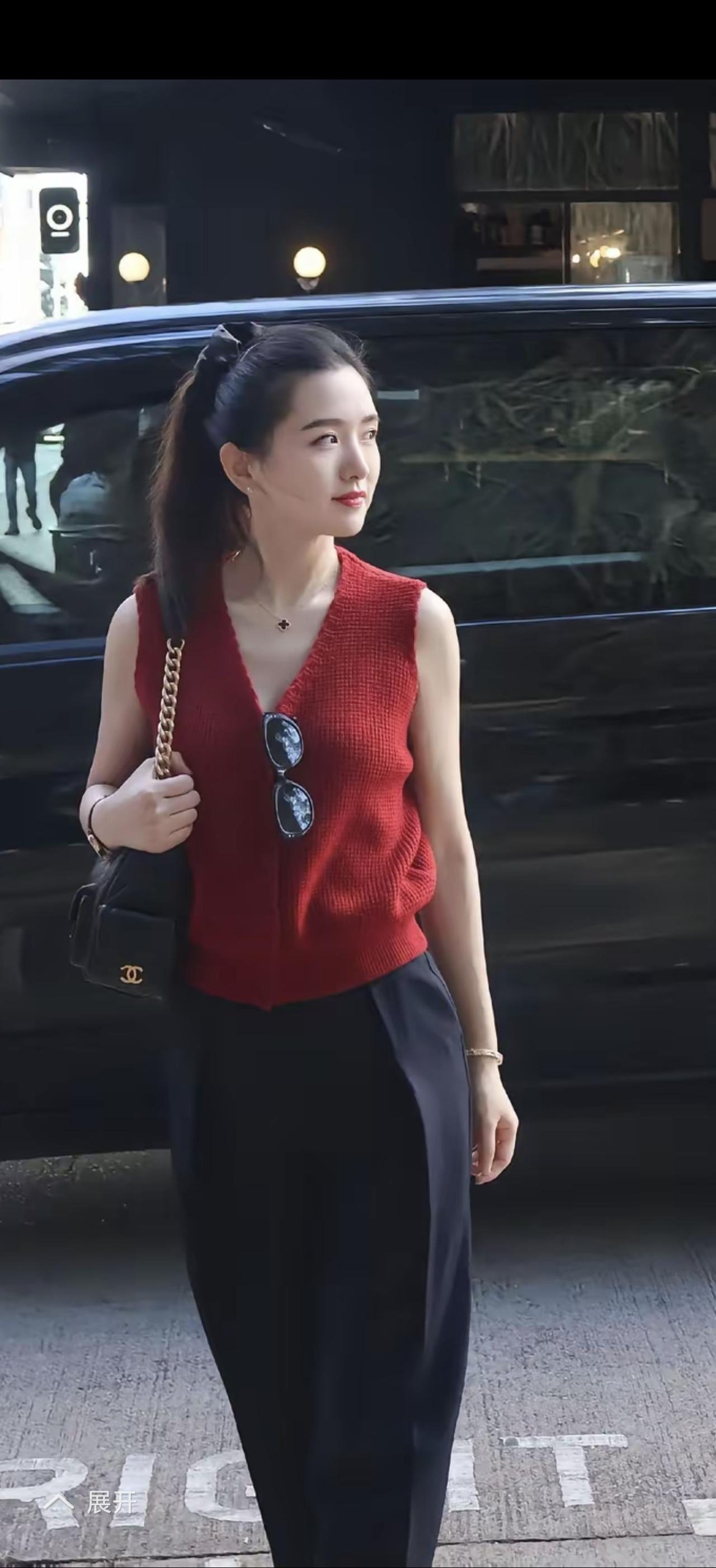 想拍出大片感，其实不难。就拿景区人像摄影来说，有很多小技巧。
时间上，别在中午热