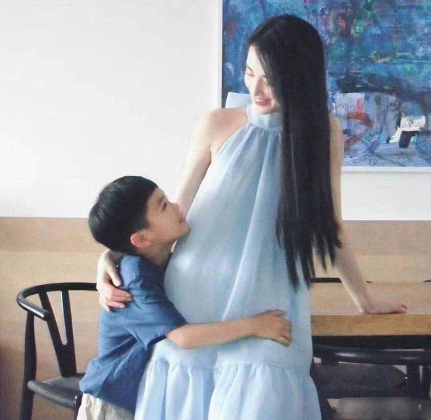 #黄圣依疑怀3胎#黄圣依怀三胎？离婚传闻又是真的吗？最近她晒出一组母子合影，引发