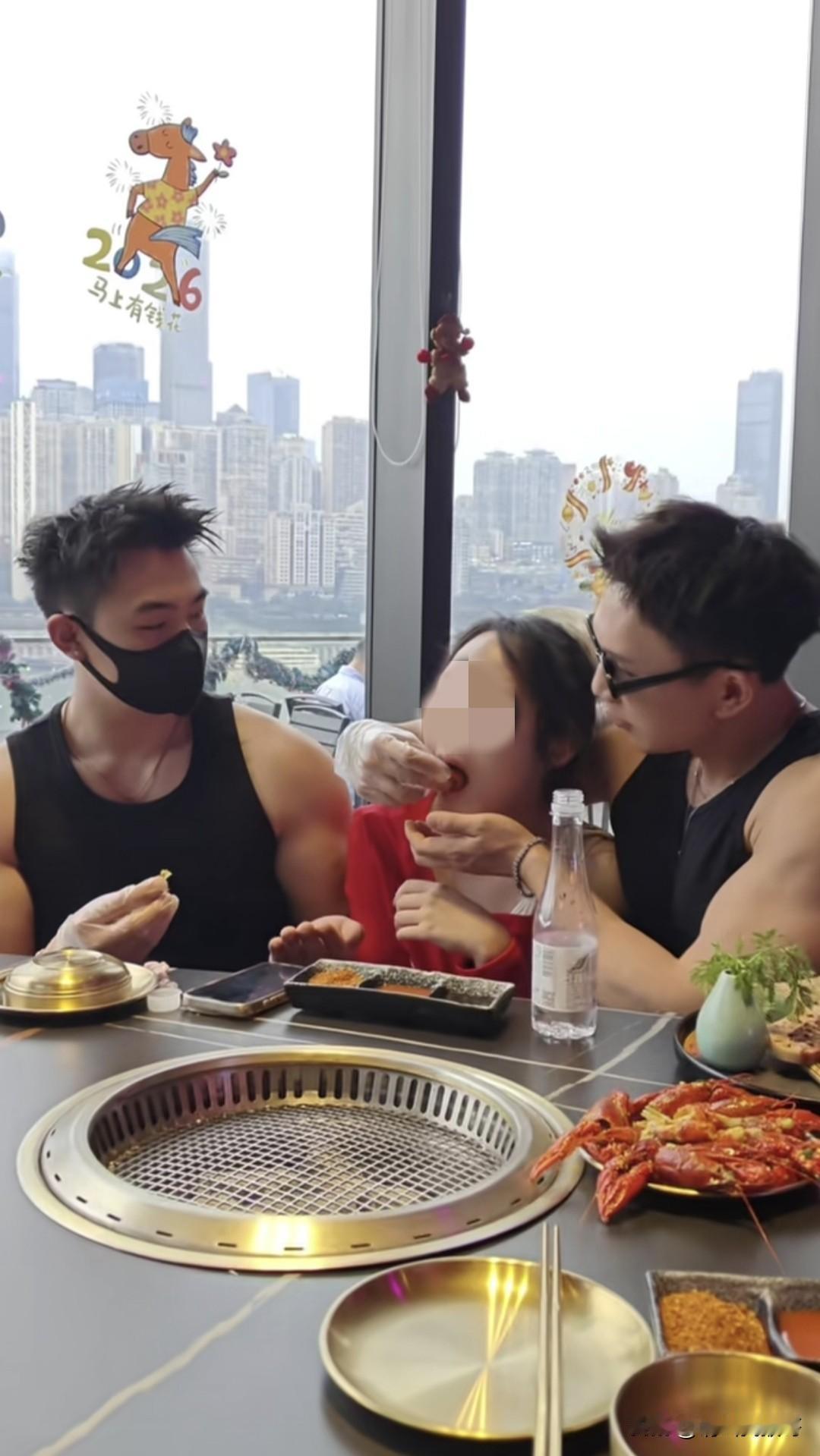 难道没有人觉得这多少有点低俗营销的味道吗？感觉比前段时间的“口喂棒棒糖”也好不到