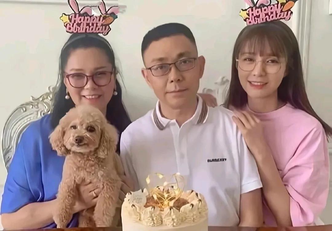 都说女儿像爸爸！

可她跟妈妈长的太像了[捂脸]

尤其是眼睛，笑起来一样弯弯的