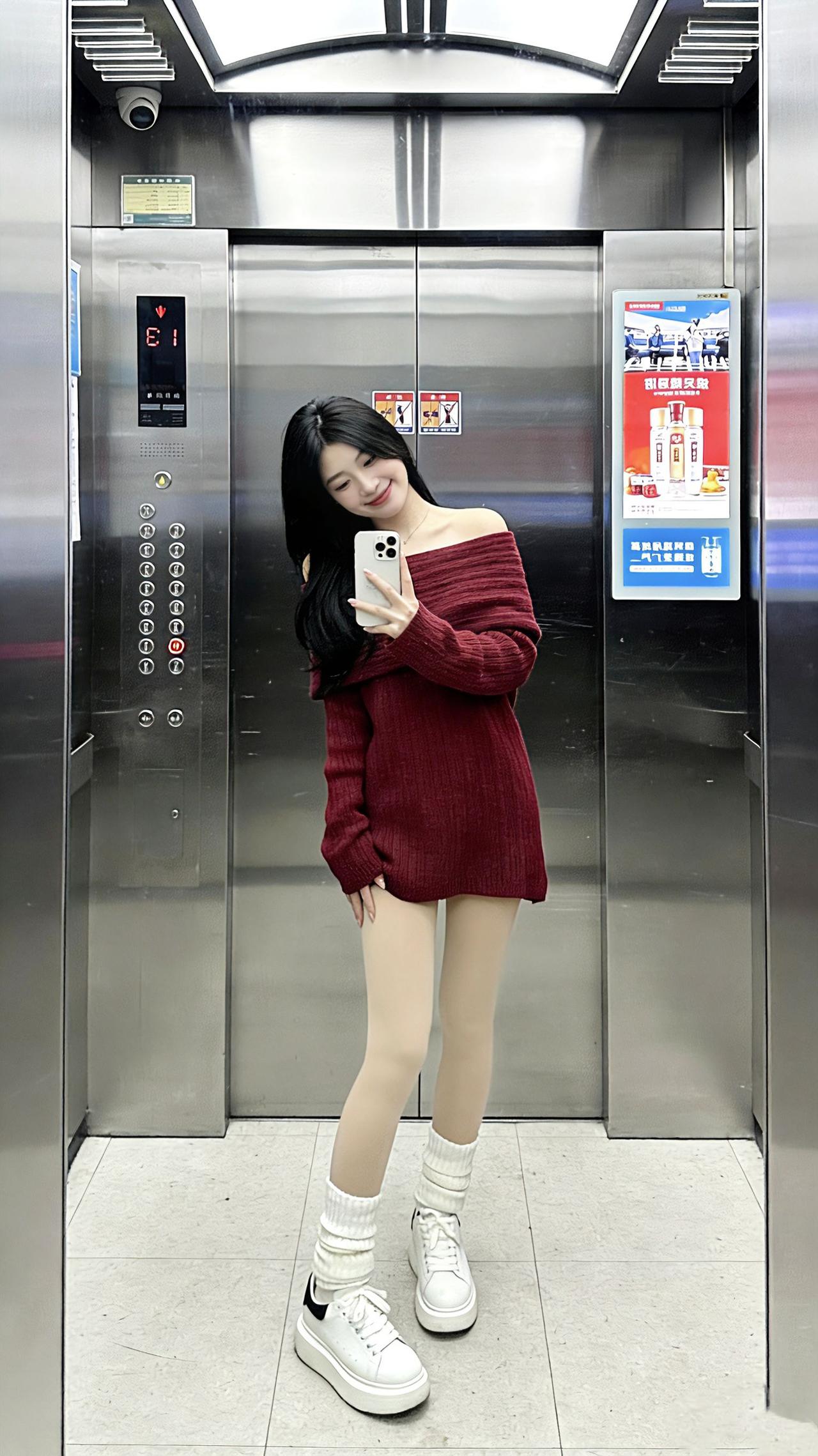 这种甜妹风你们爱了吗？酒红露肩针织裙裹着慵懒的甜，遮住短裤，腿更显长，堆堆袜一踩